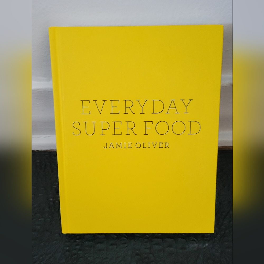 Jamie Oliver Cookbook -Everyday Super Food - Yellow Harcover